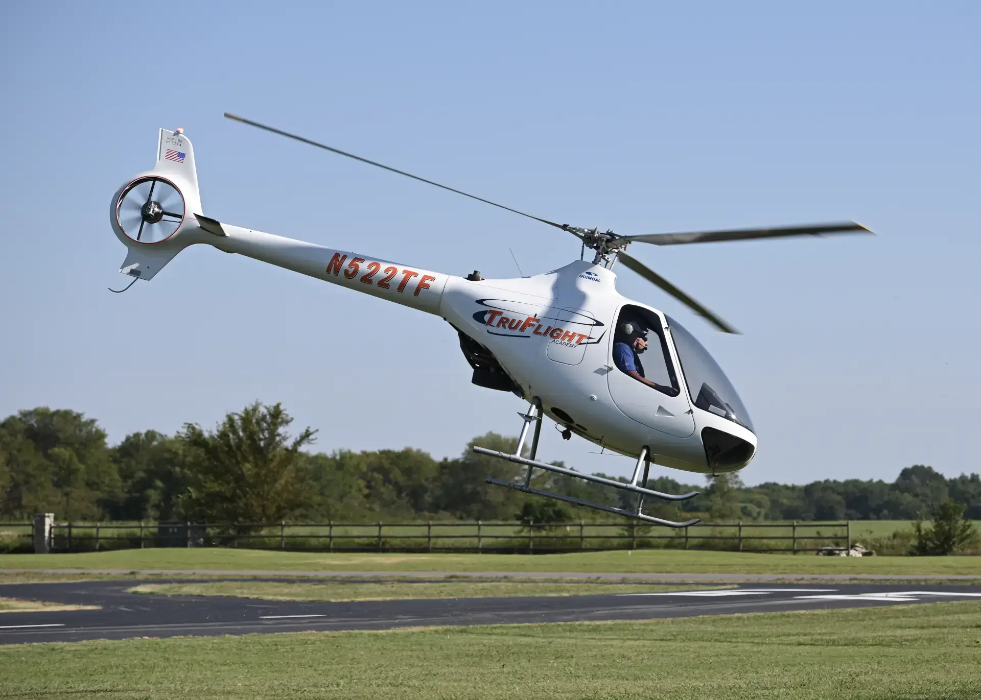 Helicopter landing seen from the right